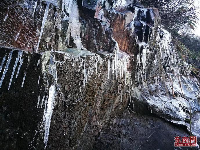 货车打滑被困冰雪路 贵州高速突击队员及时排险救援