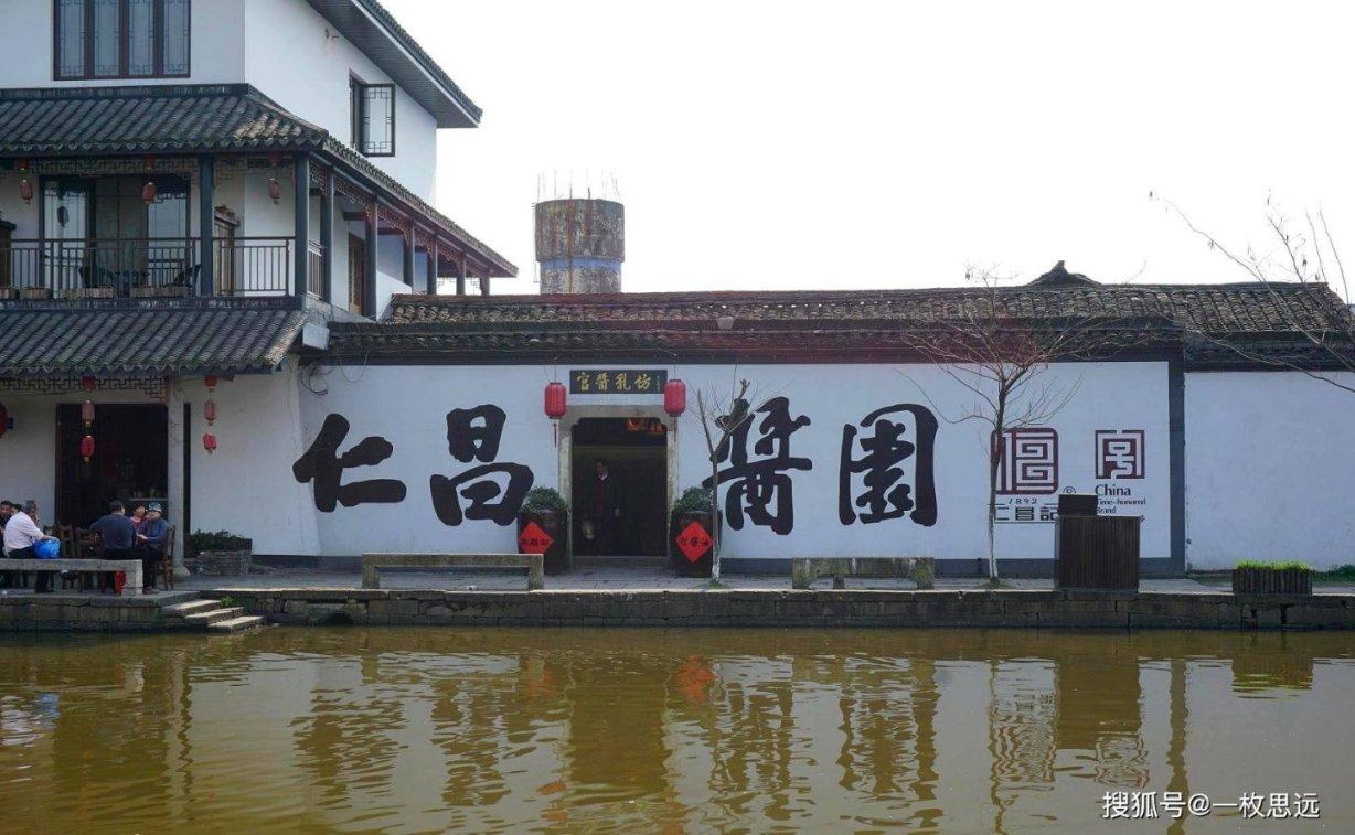 挂脖小衫搭高腰紧身牛仔裤，简约清新，尽显小蛮腰的美，你觉得时尚吗？游戏画面